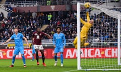 Napoli goalkeeper Pierluigi Gollini fails to block a shot by Alessandro Buongiorno.