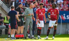 Erik ten Hag talks to Manchester United players during the game at Rosenborg