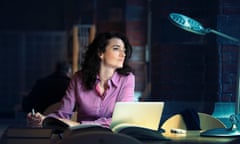 Brown-haired young woman in a library, thinking.<br>HM98CD Brown-haired young woman in a library, thinking.