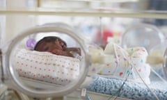 African American baby in hospital incubator<br>GettyImages-91497132
