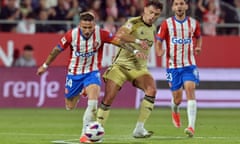 Aleix García (left) in action against Granada's Raúl Torrente last season.