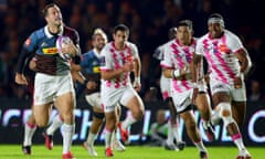 Harlequins’ Tim Visser, left, makes a break with several Stade Français players in pursuit.