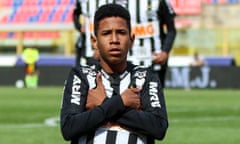 Sávio playing for Atlético Mineiro at a youth tournament