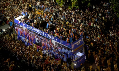 Thousands of fans pack Mumbai's streets to celebrate India's T20 Cricket World Cup win – video