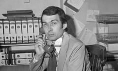 File photo dated 18/06/76 of Frank Field, director of the Child Poverty Action Group, and the man at the centre of a row over leaked Cabinet minutes, at his London office. Former Labour minister and crossbench peer Frank Field has died aged 81, his family has announced. Issue date: Wednesday April 24, 2024.<br>Alamy Live News. 2X2YR06 File photo dated 18/06/76 of Frank Field, director of the Child Poverty Action Group, and the man at the centre of a row over leaked Cabinet minutes, at his London office. Former Labour minister and crossbench peer Frank Field has died aged 81, his family has announced. Issue date: Wednesday April 24, 2024. This is an Alamy Live News image and may not be part of your current Alamy deal . If you are unsure, please contact our sales team to check.