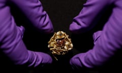 A medieval diamond and gold brooch on display in the Paris exhibition Medieval Treasures from the Victoria and Albert Museum: When the English Spoke French.