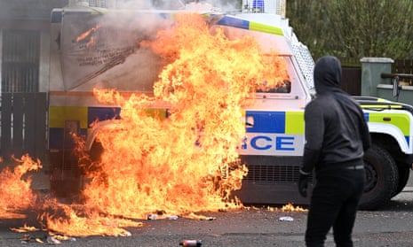 Masked men attack police vehicle with petrol bombs in Derry – video