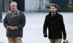 The former Osasuna club secretary Ángel Vizcay (left) arrives at Pamplona’s Palace of Justice accompanied by his lawyer.