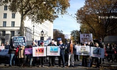 Pro Brexit protesters demonstrate against the current deal proposed by Theresa May outside 10 Downing Street, London. 14 November 2018. protest, demonstration