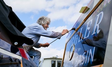 Traditional canal boat painter Phil Speight