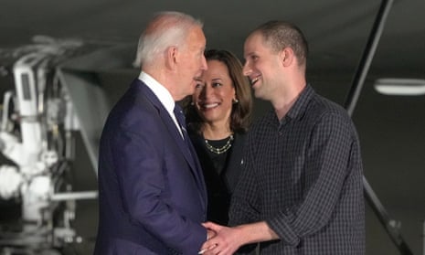 Hugs and tears as Evan Gershkovich and other US citizens return home after prisoner swap - video 