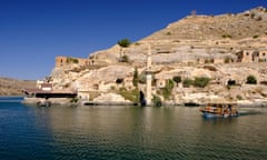 Savasan Village, located in Halfeti in Sanliurfa, is under the waters of Birecik Dam. This village built in front of the Euphrates River before it was<br>WBAC91 Savasan Village, located in Halfeti in Sanliurfa, is under the waters of Birecik Dam. This village built in front of the Euphrates River before it was