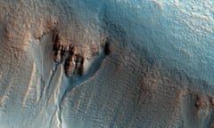 Nasa finds evidence of flowing liquid water on Mars