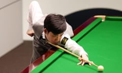 Si Jiahui plays a shot against Shaun Murphy