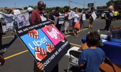 Drivers protest Uber's elimination of fuel surcharges in Saugus<br>Drivers protest Uber's elimination of fuel surcharges for drivers amid high gas prices, in Saugus, Massachusetts, U.S. June 14, 2022. REUTERS/Brian Snyder