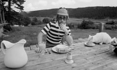Elton Al Fresco<br>English pop singer Elton John at Caribou Ranch, Colorado for the recording of his tenth album ‘Rock of The Westies’, 1974. (Photo by Terry O’Neill/Getty Images)