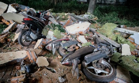 Families flee homes in Lombok after earthquake rocks Indonesia – video