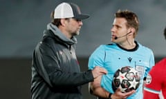 Jürgen Klopp speaks to the referee, Felix Brych, at the Estadio Alfredo Di Stéfano on Tuesday.