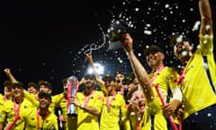 Lancashire Lightning v Hampshire Hawks - Vitality T20 Blast Final<br>BIRMINGHAM, ENGLAND - JULY 16: James Vince of Hampshire Hawks lfits the Vitality Blast Trophy alongside their team mates following the Vitality Blast Final match between Lancashire Lightning and Hampshire Hawks at Edgbaston on July 16, 2022 in Birmingham, England. (Photo by Harry Trump/Getty Images)