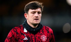 Harry Maguire warms up for Manchester United