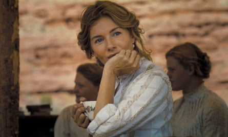 Sienna Miller in Horizon: An American Saga – Chapter 1.