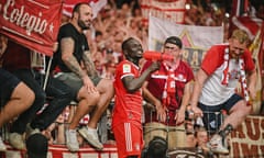 Sadio Mané celebrates with fans after the Bundesliga match between Eintracht Frankfurt and Bayern Munich