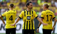 Mats Hummels tries to regroup the Dortmund defence amid Werder Bremen’s late onslaught on Saturday.