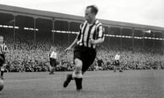 Ivor Broadis playing for Newcastle United against Preston in 1954.