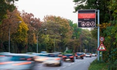 Germany, Stuttgart, Warning sign for particulate pollution on highway<br>Deutschland, Baden-Württemberg, Stuttgart, Straße, Verkehr, Autos, Feinstaubalarm, Feinstaub, Stickstoffdioxid, Luftreinhaltung, Luftschadstoffe, Luftverschmutzung, Fahrverbot, Umwelt, Belastung Stuttgart air pollution for cities