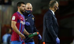 Sergio Agüero leaves the pitch during Barcelona’s draw with Alavés.