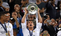 Ronaldo lifts the Champions League trophy