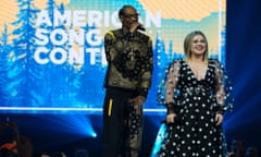 American Song Contest - Season 1<br>AMERICAN SONG CONTEST -- “The Live Qualifiers Premiere” Episode 101 -- Pictured: (l-r) Snoop Dogg, Kelly Clarkson -- (Photo by: Trae Patton/NBC)