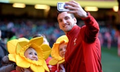 Wales Rugby Training - 28 Oct 2018<br>Mandatory Credit: Photo by Ben Evans/Huw Evans/REX/Shutterstock (9947994b)
Sam Warburton with fans during training.
Wales Rugby Training - 28 Oct 2018