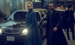 Serena Joy (Yvonne Strahovski) and Commander Waterford (Joseph Fiennes) in The Handmaid's Tale