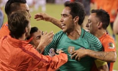 Caudio Bravo festeja con el cuadro Chileno después de ganar su segundo título con la selección.