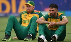 Heinrich Klaasen and Keshav Maharaj sit down after South Africa's final defeat