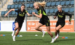 Kathrine Kühl takes part in a training session with the Arsenal team