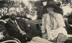 Virginia Woolf wearing loose layers and smoking as she sits next to a smartly dressed Lytton Strachey.