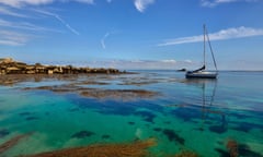 Sailing boat when anchoring in the archipelago of Molene in the Iroise sea (Brittany, north-western France), near the island of Balanec or Balaneg. Sa<br>R3D7DY Sailing boat when anchoring in the archipelago of Molene in the Iroise sea (Brittany, north-western France), near the island of Balanec or Balaneg. Sa