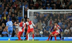 Riyad Mahrez puts Manchester City 2-1 ahead.