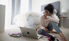 Young woman doing homework laptop on bedroom floor<br>F5CT4A Young woman doing homework laptop on bedroom floor