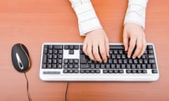 Businesswoman typing in the computer keyboard<br>B12JJ8 Businesswoman typing in the computer keyboard