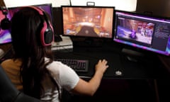 A female gamer streams to Twitch