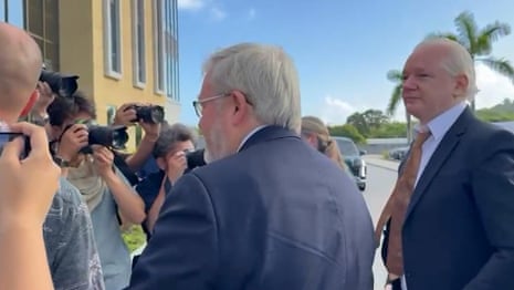 Julian Assange arrives at Saipan court alongside Kevin Rudd – video