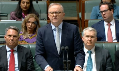 Australian PM Anthony Albanese pays tribute to Bondi Westfield stabbing victims – video