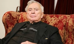 American author Gore Vidal poses for a photo in his Los Angeles home, 05 October 2006.  For more than half a century, Gore Vidal has been a thorn in the side of the American establishment, and at age 81, the 'enfant terrible' of political commentary is as spiky as ever.  AFP PHOTO / Robyn Beck
(Photo credit should read ROBYN BECK/AFP/Getty Images)