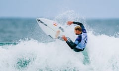 Three-time world champion Mick Fanning is making another return to professional surfing four years after announcing his retirement.