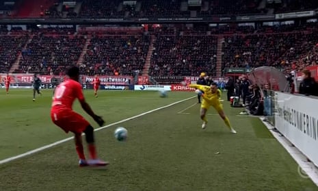 Feyenoord goalkeeper thinks outside the box to leave FC Twente incensed – video