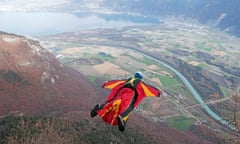 This wingsuit BASE jumper just exited from a cliff downwards. He’ll open his parachute in a few seconds and hopes it works!?<br>FCW7H8 This wingsuit BASE jumper just exited from a cliff downwards. He’ll open his parachute in a few seconds and hopes it works!?