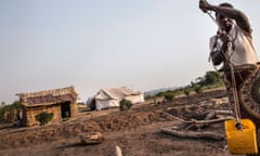 A woman displaced after heavy rainfall caused flooding in early 2015 pulls a bucket of water from a borehole in a relocation site in Mozambique